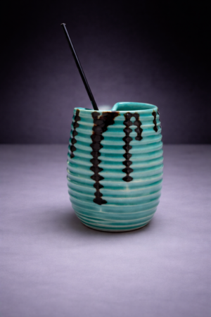 ΠΟΤΗΡΙ ΤΟΥ ΚΑΦΕ ΜΕ ΤΡΥΠΑ ΓΙΑ ΚΑΛΑΜΑΚΙ ΤΥΡΚΟΥΑΖ ΜΕ ΜΑΥΡΕΣ ΠΙΤΣΙΛΙΕΣ